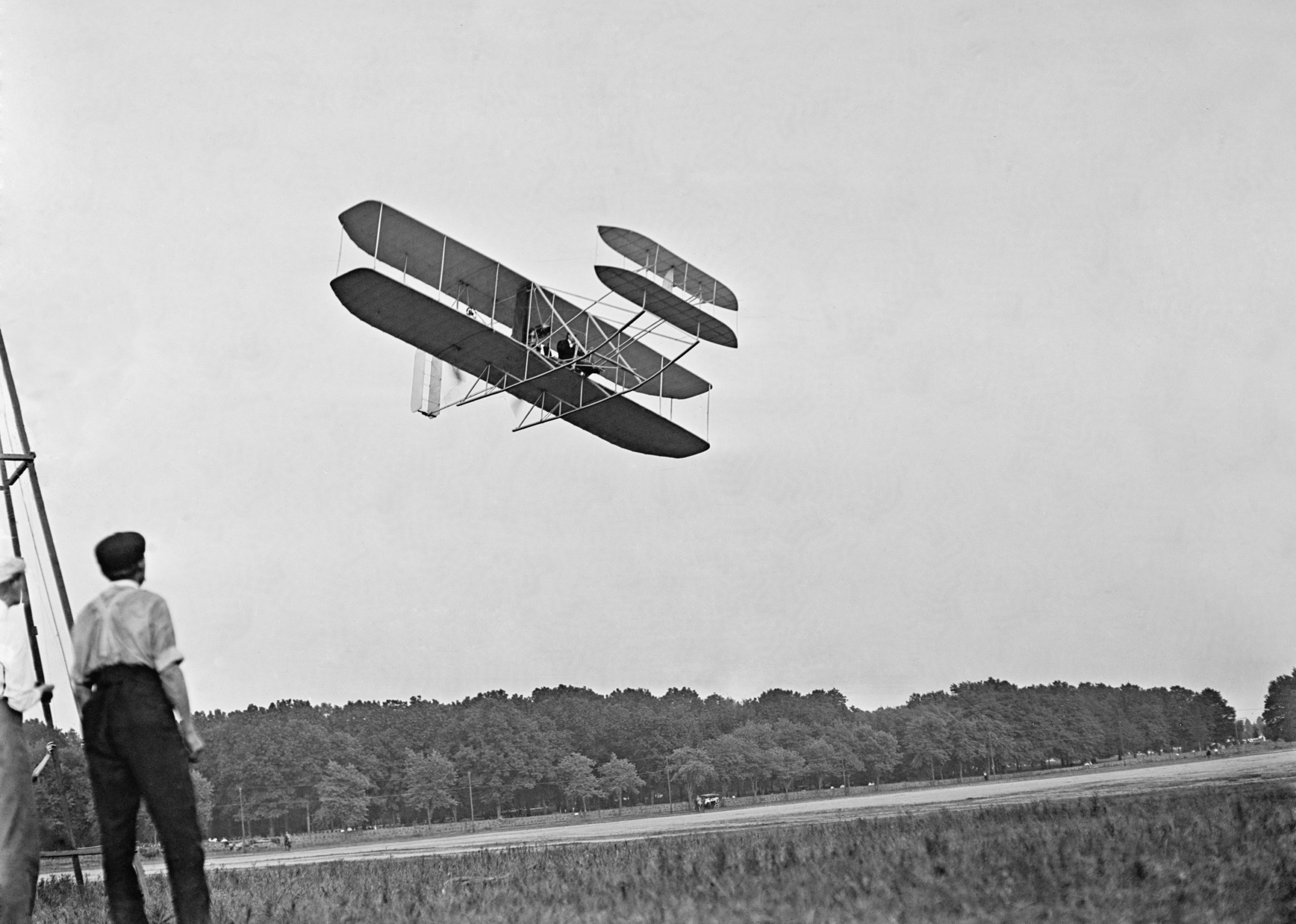 Первый человек на самолете. Самолет братьев Райт 1903. Братья Райт первый самолет. Первый полёт самолёта братьев Райт. Флайер 1 братьев Райт.